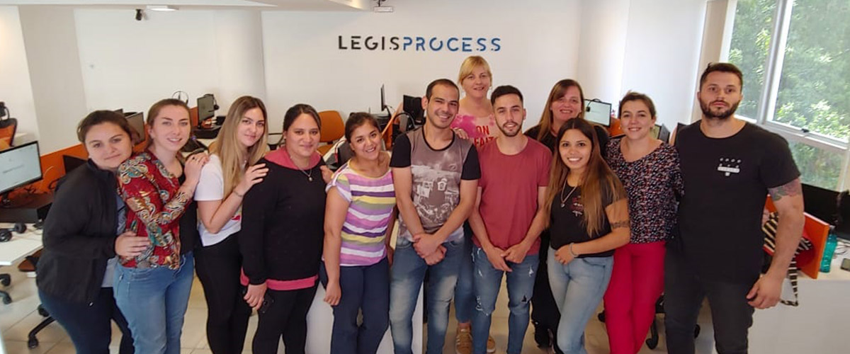 Un equipo de asistentes jóvenes y motivados